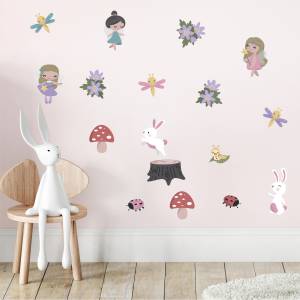 Derkorera väggen med feer och kaniner