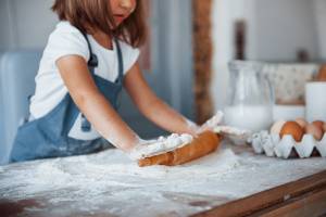 Baka med barn: Så blir barnet mer självsäkert i köket