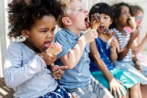 Barn som äter hemmagjord glass