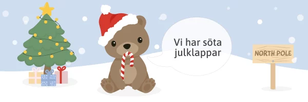 Illustration av en björn med halsduk bredvid en julgran och paket, mot vinterbakgrund.