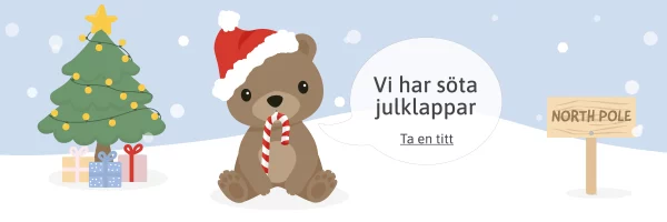 Illustration av en björn med halsduk bredvid en julgran och paket, mot vinterbakgrund.