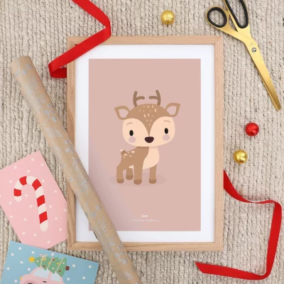 Affisch i ram av ett rådjur omgivet av julpapper och band.