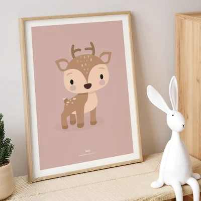 Affisch med söta rådjur i ett barnrum, placerad på en byrå med inredning runtomkring.