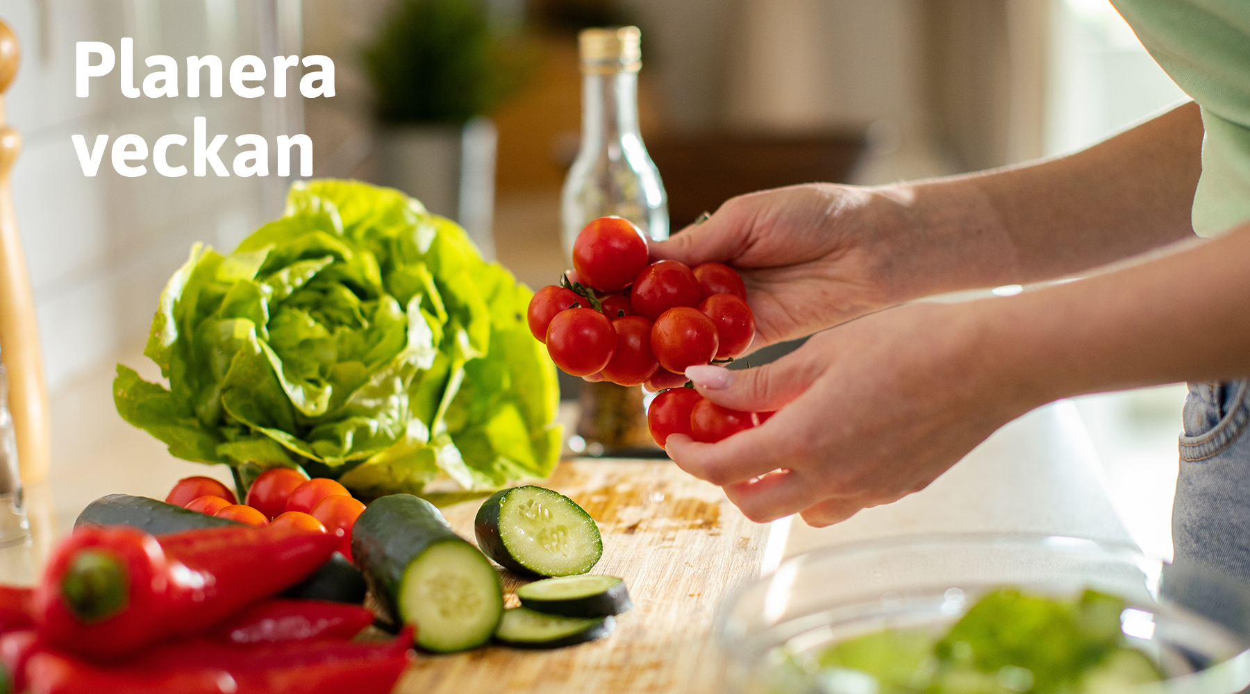 Person som skär upp grönsaker på köksbänken  