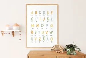 ABC-poster för barnrum i ljusa färger med träram, perfekt som pedagogisk väggdekor.