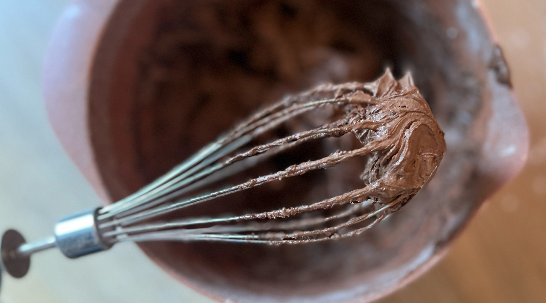 Visp i chokladkakssmeten – vegansk chokladkaka utan mjölk och ägg.