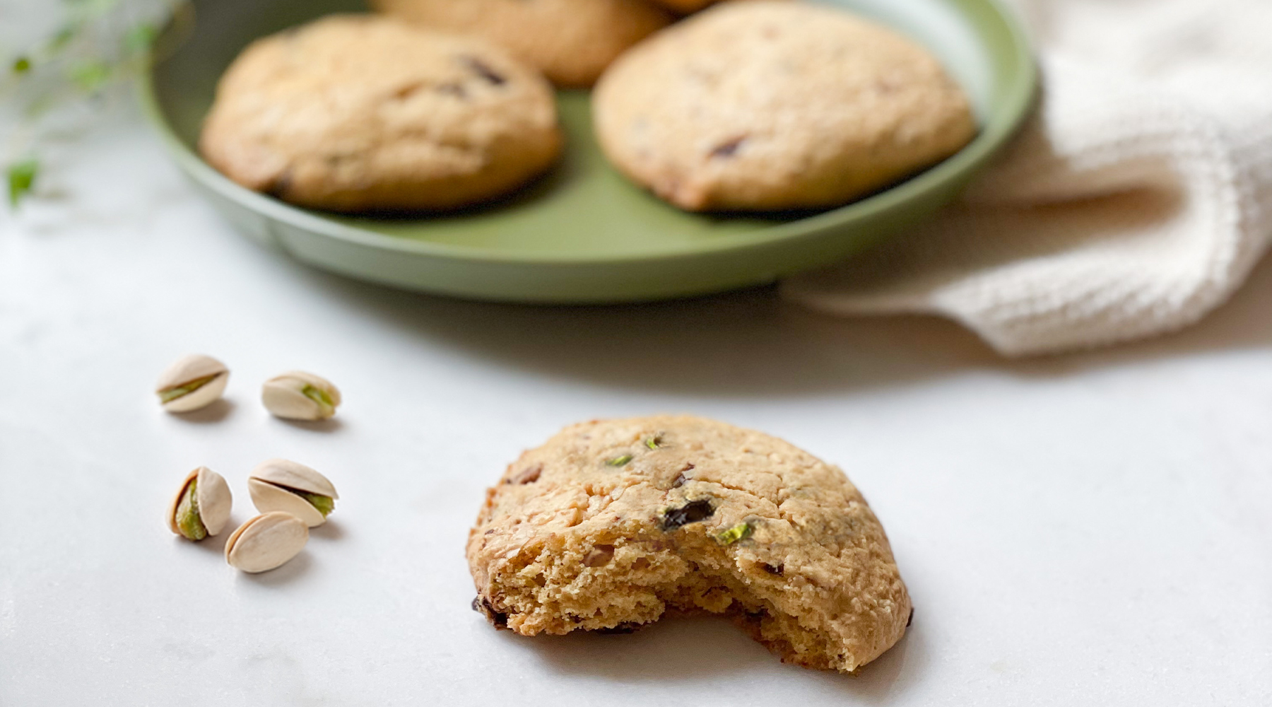 Nygräddade pistaschcookies på fat – barnvänliga glutenfria cookies.