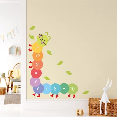Färgglad väggdekor för barnrum med en numrerad larv i regnbågens färger. Perfekt för att skapa en lekfull och lärorik miljö.