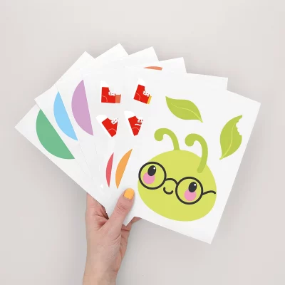 Färgglad väggdekor med larv för barn. Perfekt för barnrummet – gör siffror och räkning till en rolig och lärorik del av vardagen.