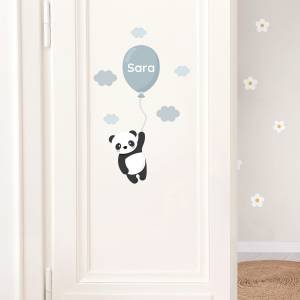Dörrdekor för barnrum med gullig panda och personligt namn på ballongen. Perfekt för att skapa en lekfull atmosfär i barnets rum.