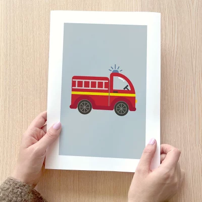 Alt-tekst: Illustrasjon av en rød brannbil på en plakat som kan brukes som veggdekor for barnerom. Perfekt for å skape et livlig og inspirerende miljø for barn.