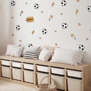 Väggdekor för barnrum med fotbollsdesign, inklusive bollar och stjärnor. En mysig sittplats med kuddar i olika mönster och färger, perfekt för lek och avkoppling. Lämplig inredning för att skapa en sportig atmosfär i rummet.