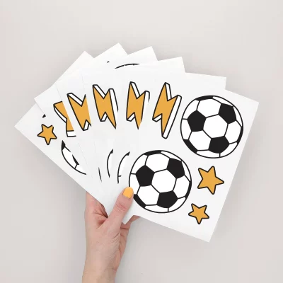 Några färgglada klistermärken med fotbollar, blixtar och stjärnor, perfekta för att dekorera barnrum eller personliga föremål. Idealisk för att skapa en lekfull atmosfär eller som en del av presenter och kort.