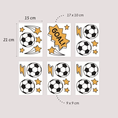 Snygga fotbollsstickers i olika storlekar, perfekt för att dekorera barnens rum. Designen inkluderar fotbollar, stjärnor och en GOAL!-skylt, som alla adderar en lekfull och energisk känsla. Stickers är idealiska för att skapa unik väggdekor eller personliga föremål.