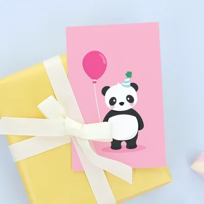Bursdagskort med en søt panda med ballong, plassert på en gaver pakket inn i gult papir med hvitt bånd. Passer perfekt til barnebursdager.