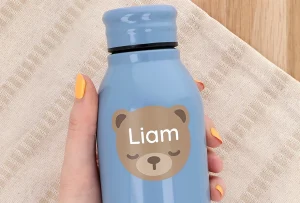 Vattenflaska i blått med namnet Liam och en söt björnmotiv. Perfekt för barn med unika namnlappar och personligt utseende.