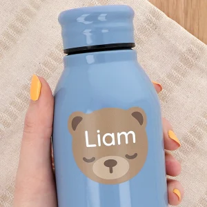 Vattenflaska i blått med namnet Liam och en söt björnmotiv. Perfekt för barn med unika namnlappar och personligt utseende.