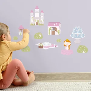 Ett barn leker framför en vägg i ljuslila färg dekorerad med fantasifulla motiv av slott, hus och en prinsessa. Dekoren inkluderar även kaniner och blommor, vilket ger en lekfull och magisk atmosfär perfekt för ett barnrum. Produktens design är idealisk för att skapa en inspirerande och kreativ miljö.
